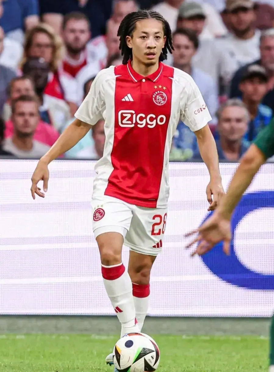 ng体育-阿贾克斯迎荷甲关键赛，赛后回应争议，态度坚定，年轻球员得到机会