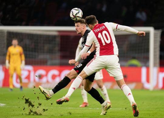 阿贾克斯迎荷甲关键赛，赛后回应争议，态度坚定，年轻球员得到机会